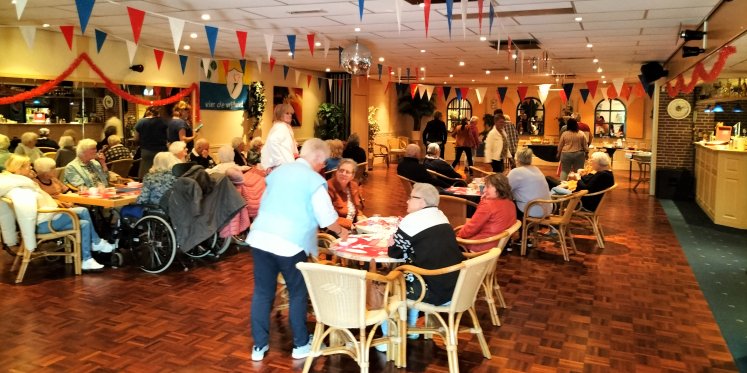 Foto: Vrijheidsmaaltijd in Dansschool Bruinewoud, stilstaan bij vrede