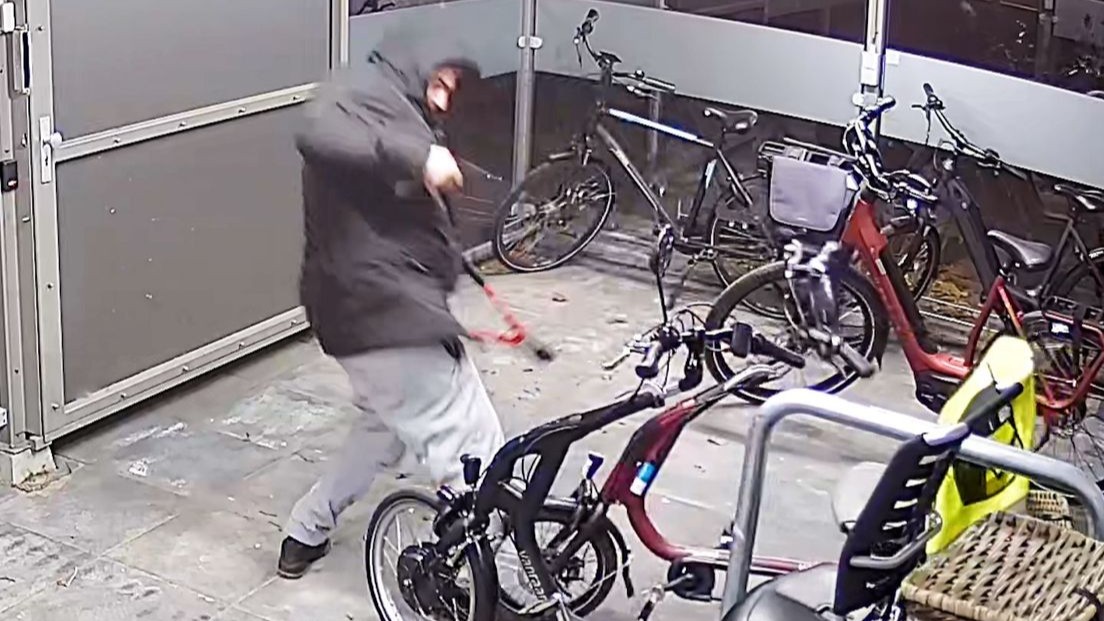Foto: ‘Wie doet nou zoiets?’, dief loopt twee keer terug voor driewielers van zorginstelling