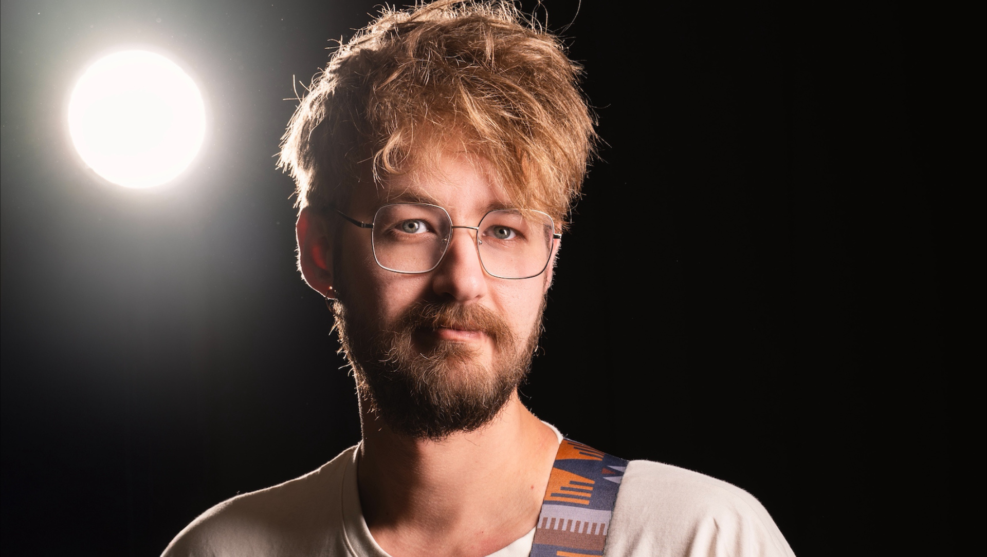 Foto: Therapeut Ashwin zag menselijke verbinding in de GGZ afglijden, nu zingt hij erover