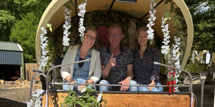 Foto: Medewerkers stralen tijdens jaarlijkse voorjaarsmarkt van De Stek