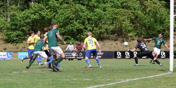 Foto: S.V. ’t Harde pakt belangrijke overwinning in Hattem