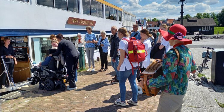 Foto: Boottocht moet bewoners Nieuwe Feithenhof opnieuw een onvergetelijke middag bezorgen