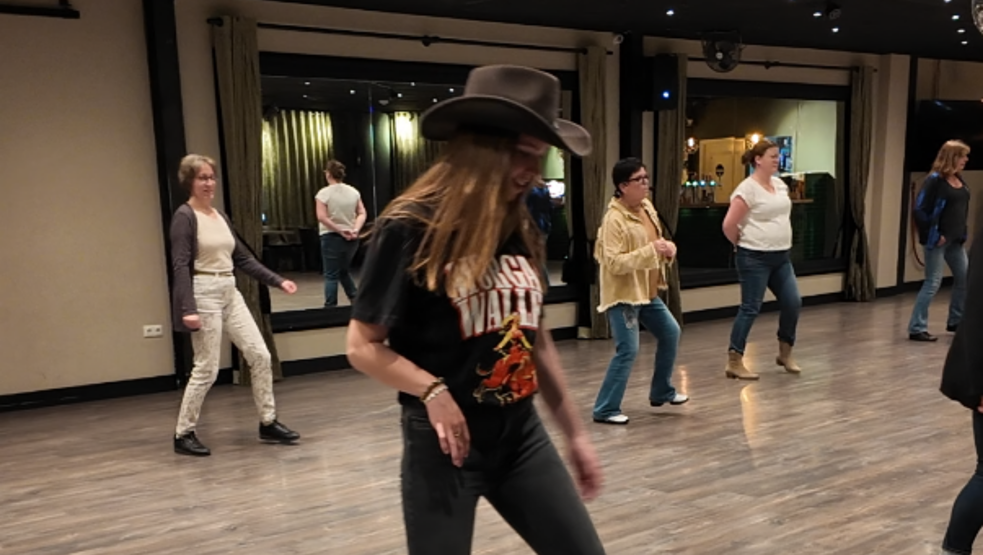 Foto: Linedance bestaat 1 jaar in Nijkerk: 'Het wordt steeds populairder'
