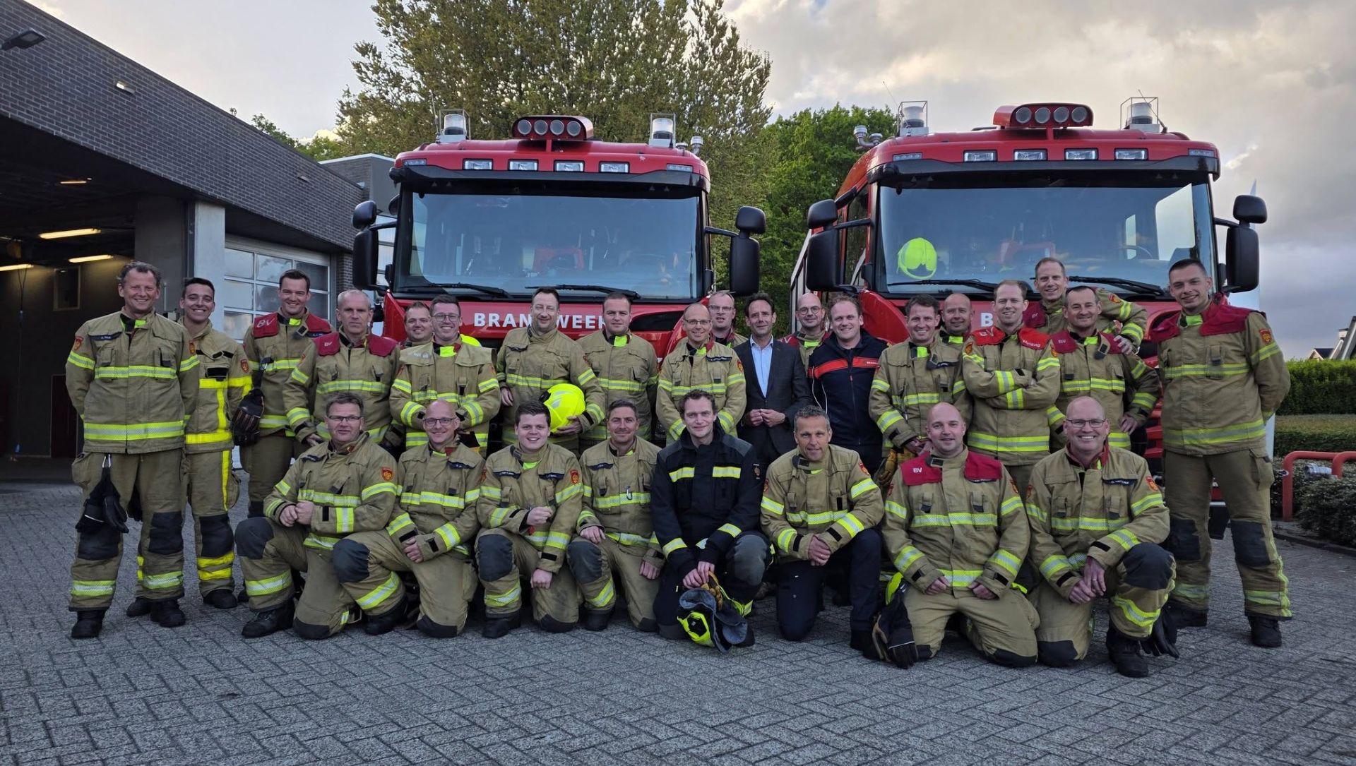 Foto: Na grote natuurbrand stapt burgemeester met taart de kazerne binnen