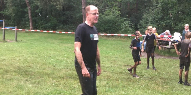 Foto: Zingend achter de afwas en fanatiek in de mudrun: meester Magré stopt ermee