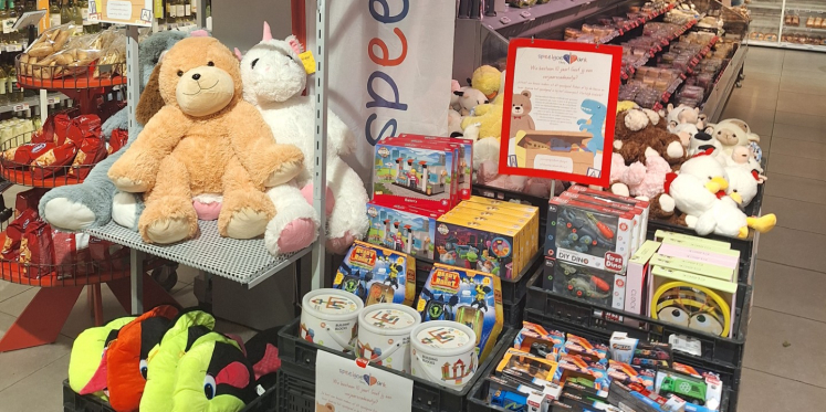 Foto: Plus Oldebroek houdt inzamelactie voor jubilerende Speelgoedbank Elburg