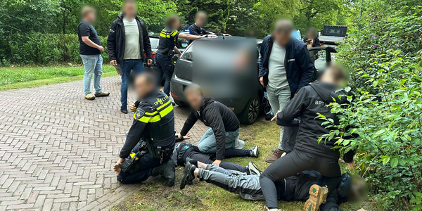 Foto: Politiehelikopter ingezet bij aanhouding nepagenten in Elspeet