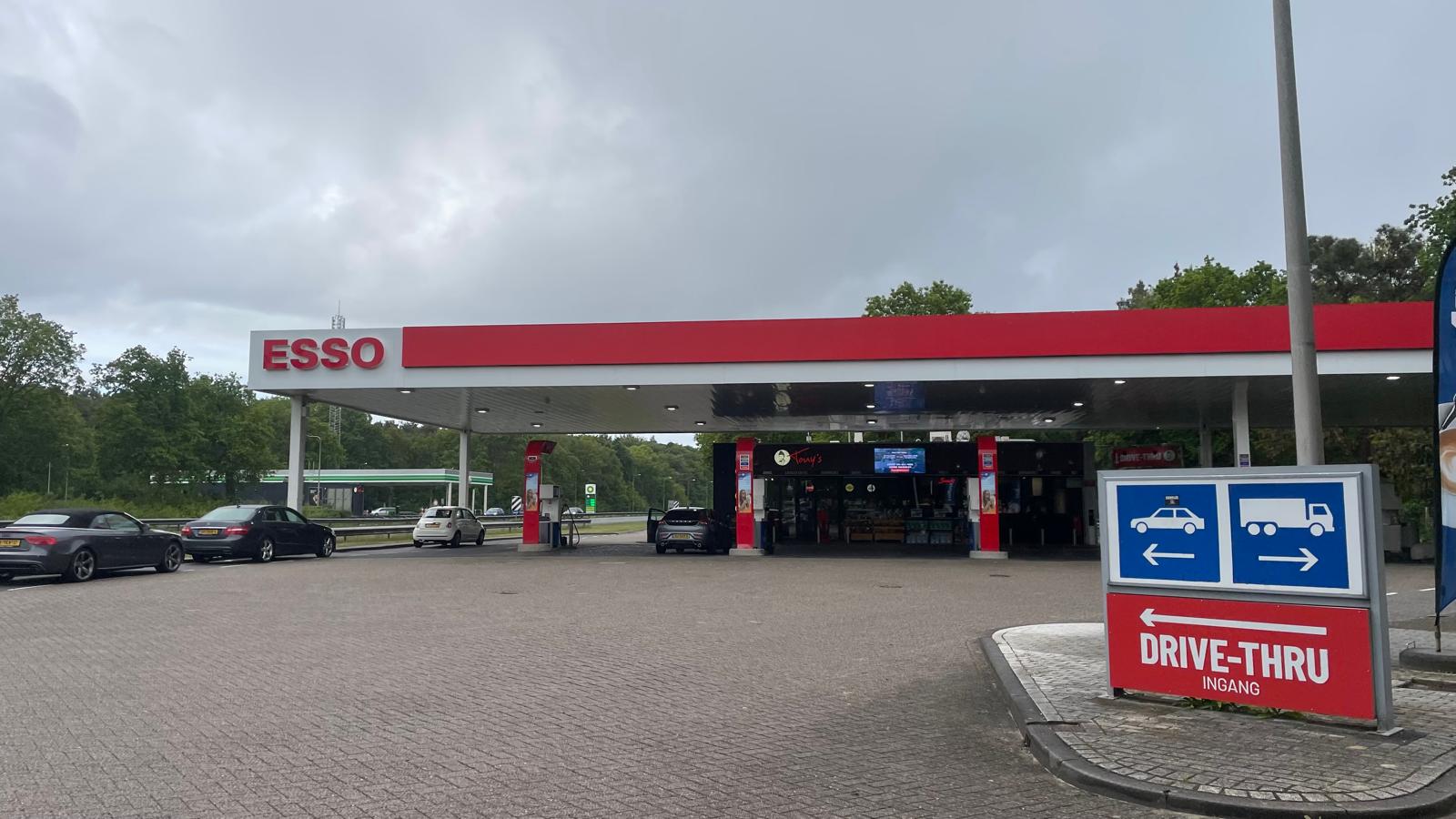 Foto: Overval bij tankstation, politie doet onderzoek