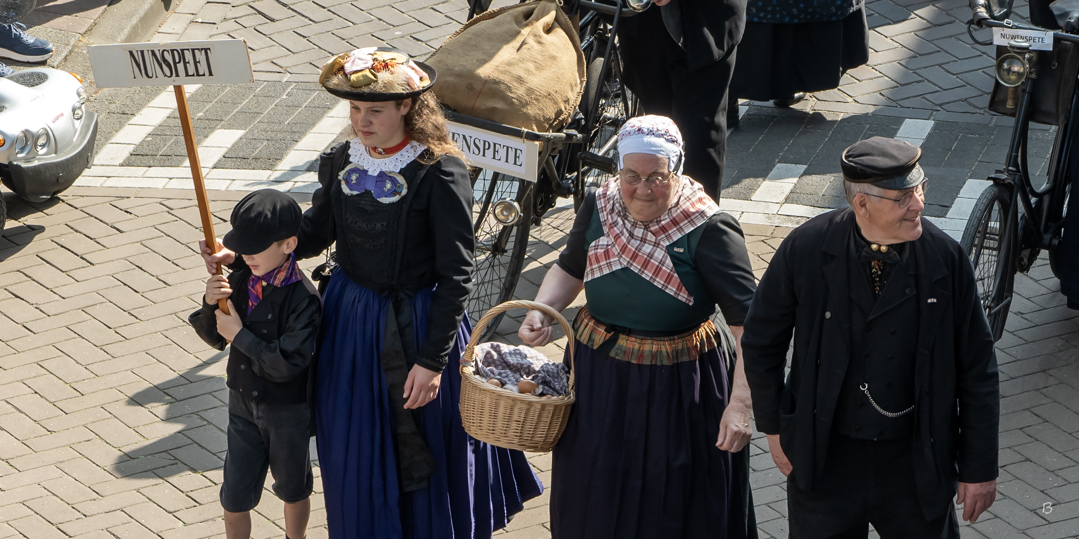 Foto: LIVEBLOG: Eibertjesdag: Gezelligheid, traditie en een flinke dosis kleur!