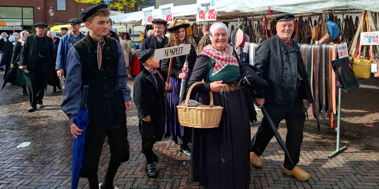 Foto: TERUGBLIK - Eibertjesdag: Gezelligheid, traditie en een flinke dosis kleur!