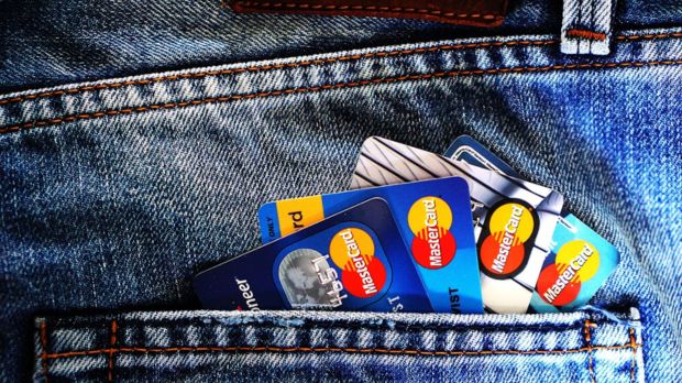 Foto: Nepbankmedewerker haalt sieraden en bankpassen op bij echtpaar in Putten