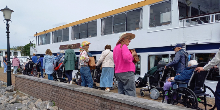 Foto: Bewoners Het Nieuwe Feithenhof genieten van middag op het water