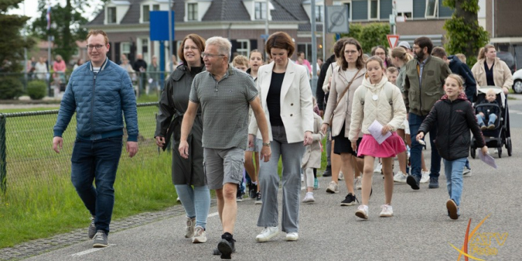 Foto: Deelnemers Avondwandel4daagse Doornspijk houden het droog