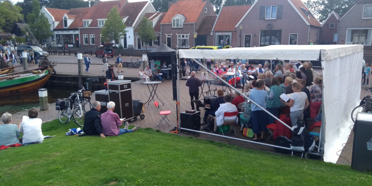 Foto: Openlucht samenzang op ’t Harde