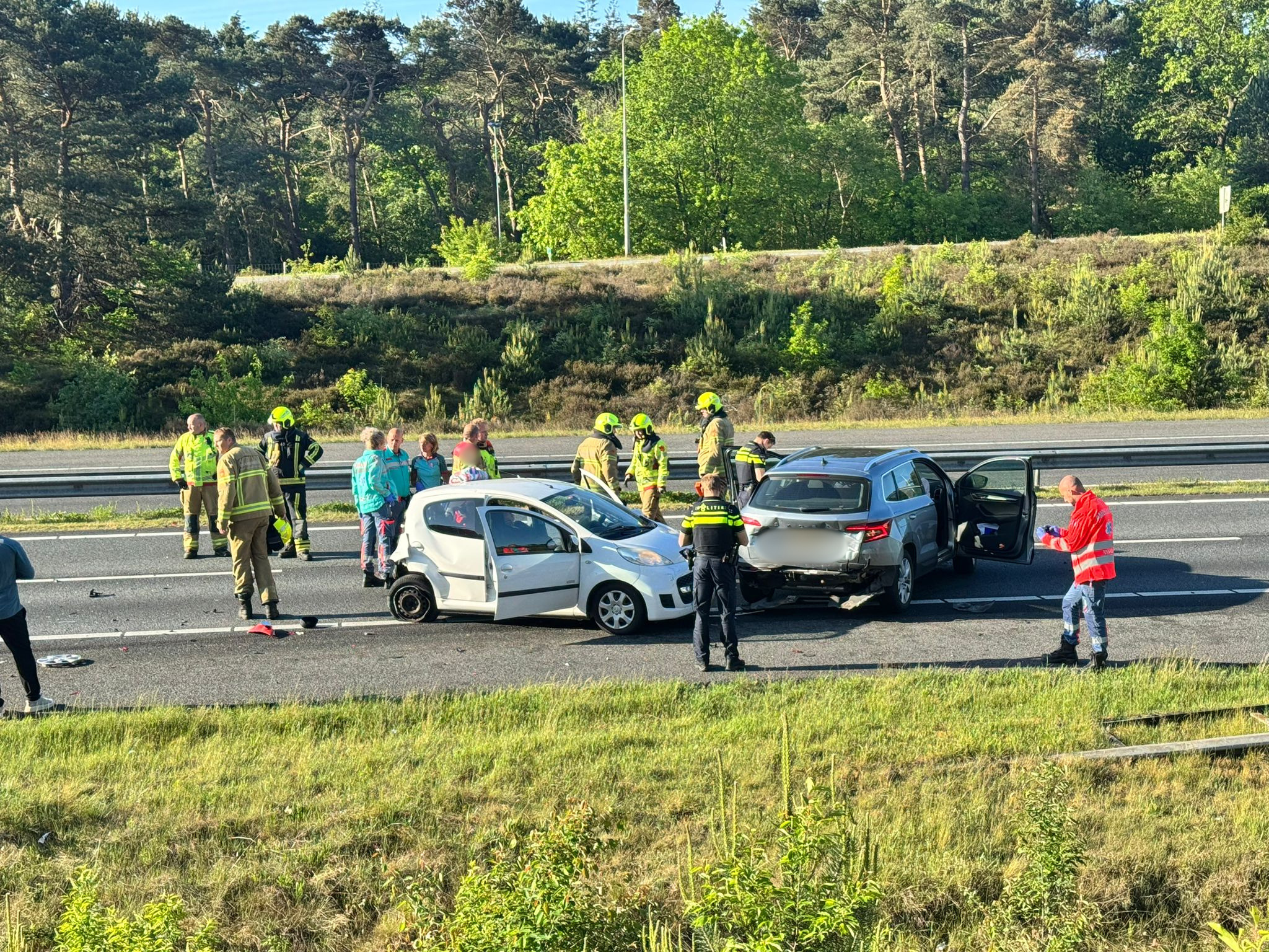 Foto: A28 bij Nunspeet deels afgesloten na botsing tussen drie auto’s