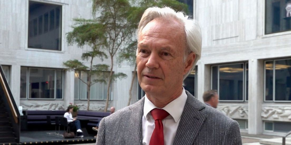 Foto: Burgemeester Joon teleurgesteld over langer openblijven azc: ‘Ik wijs naar Den Haag, niet naar COA’