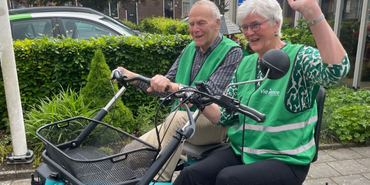 Foto: Feestelijke overhandiging duofietsen dankzij Stichting Vrienden van Viattence