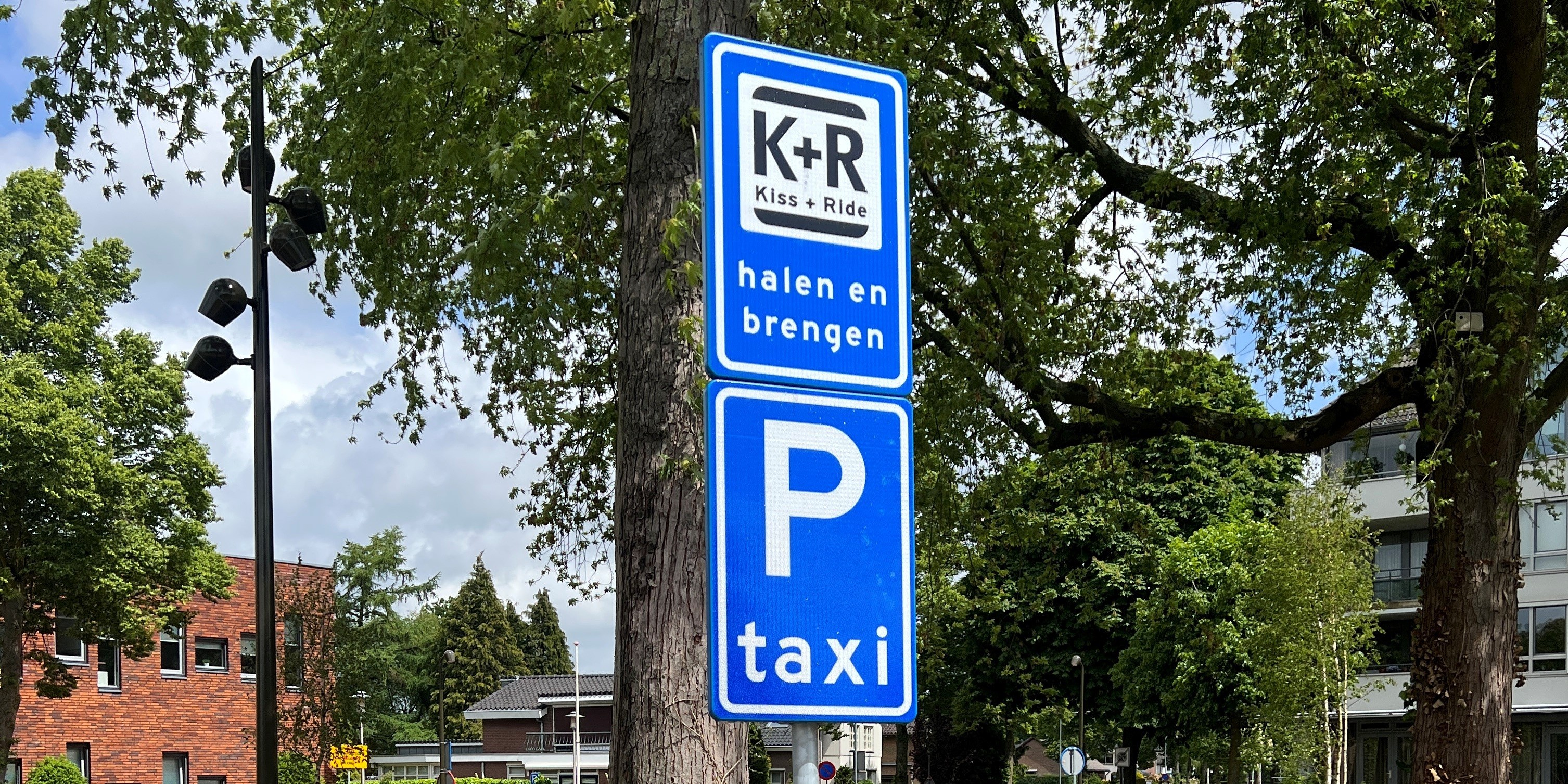 Foto: Nieuwe K+R-plaatsen bij NS-station: stilstaan mag, parkeren niet