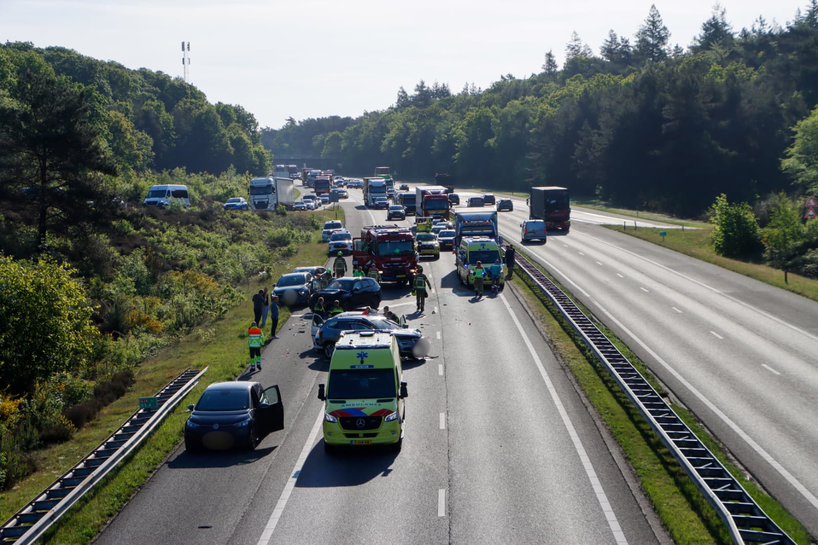 Foto: A28 bij Nunspeet deels afgesloten na botsing tussen drie auto’s