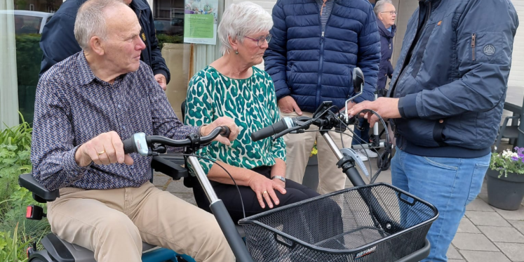 Foto: Feestelijke overhandiging duofietsen dankzij Stichting Vrienden van Viattence