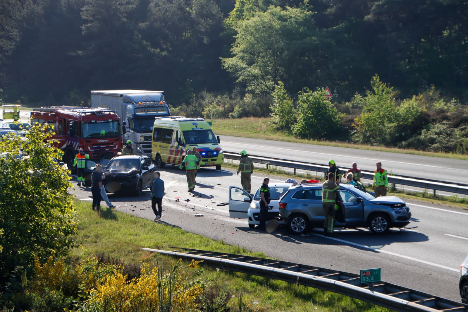 A28 bij Nunspeet deels afgesloten na botsing tussen drie auto’s