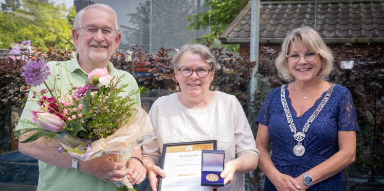 Foto: Oldebroeker erepenning voor clubiconen WTP: Anneke Leijenhorst en Bert Franken