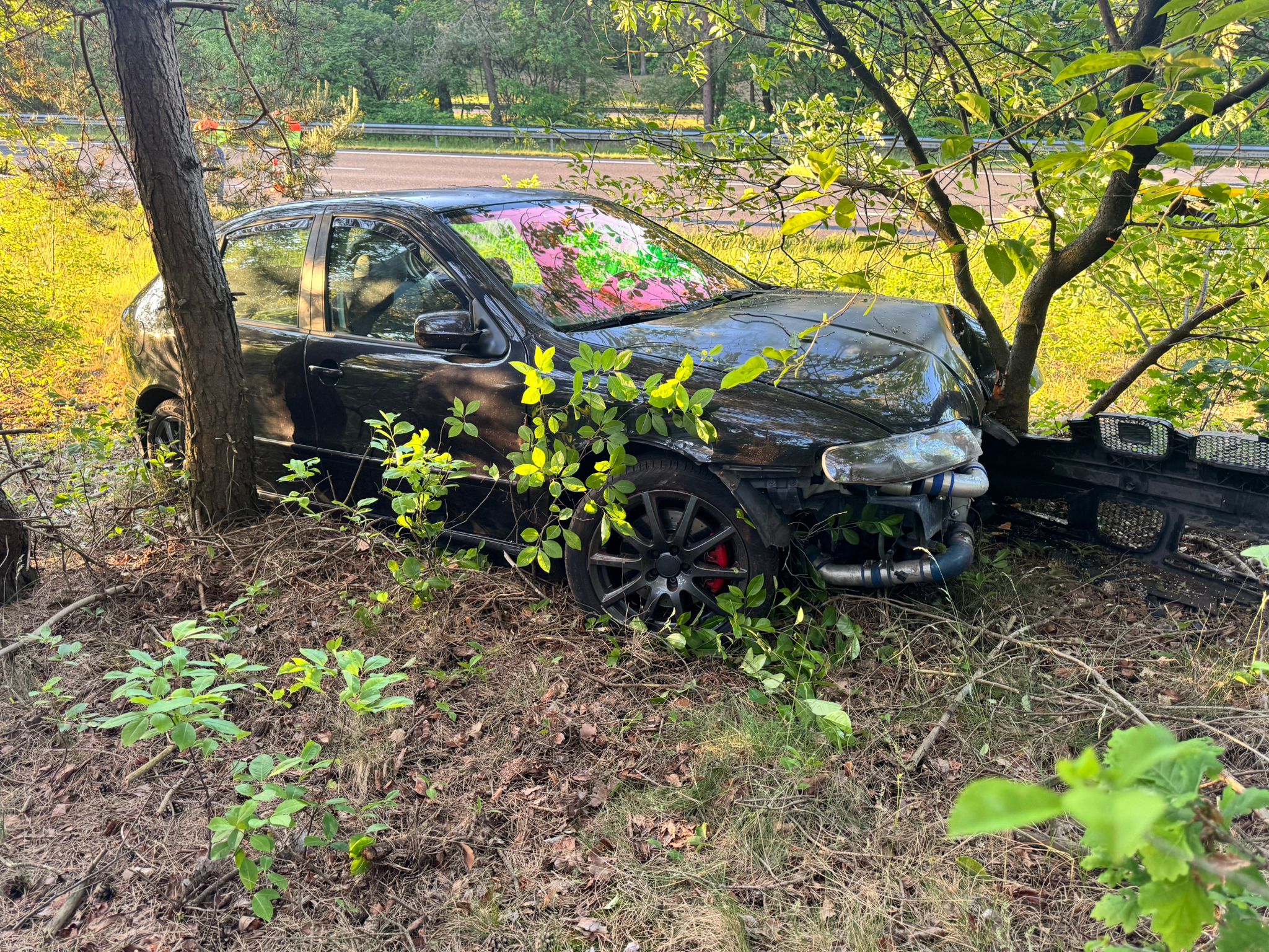 Foto: Auto raakt van de weg op A28 bij Oldebroek