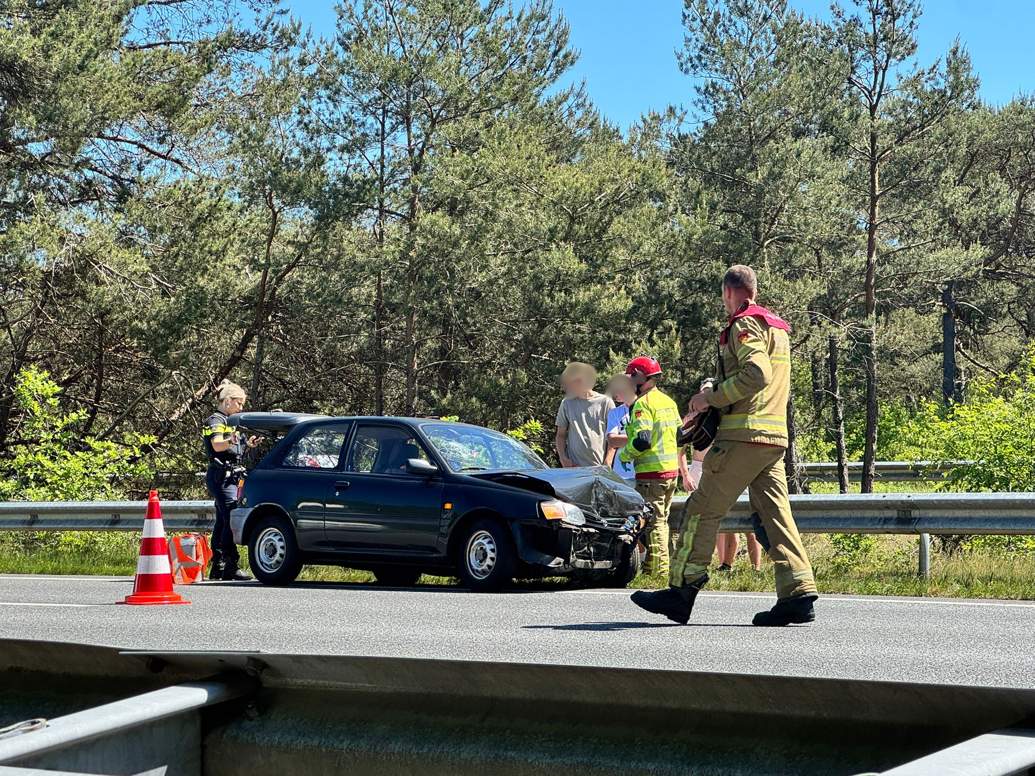 Foto: Twee auto’s afgesleept na ongeval op A28 ter hoogte van Doornspijk