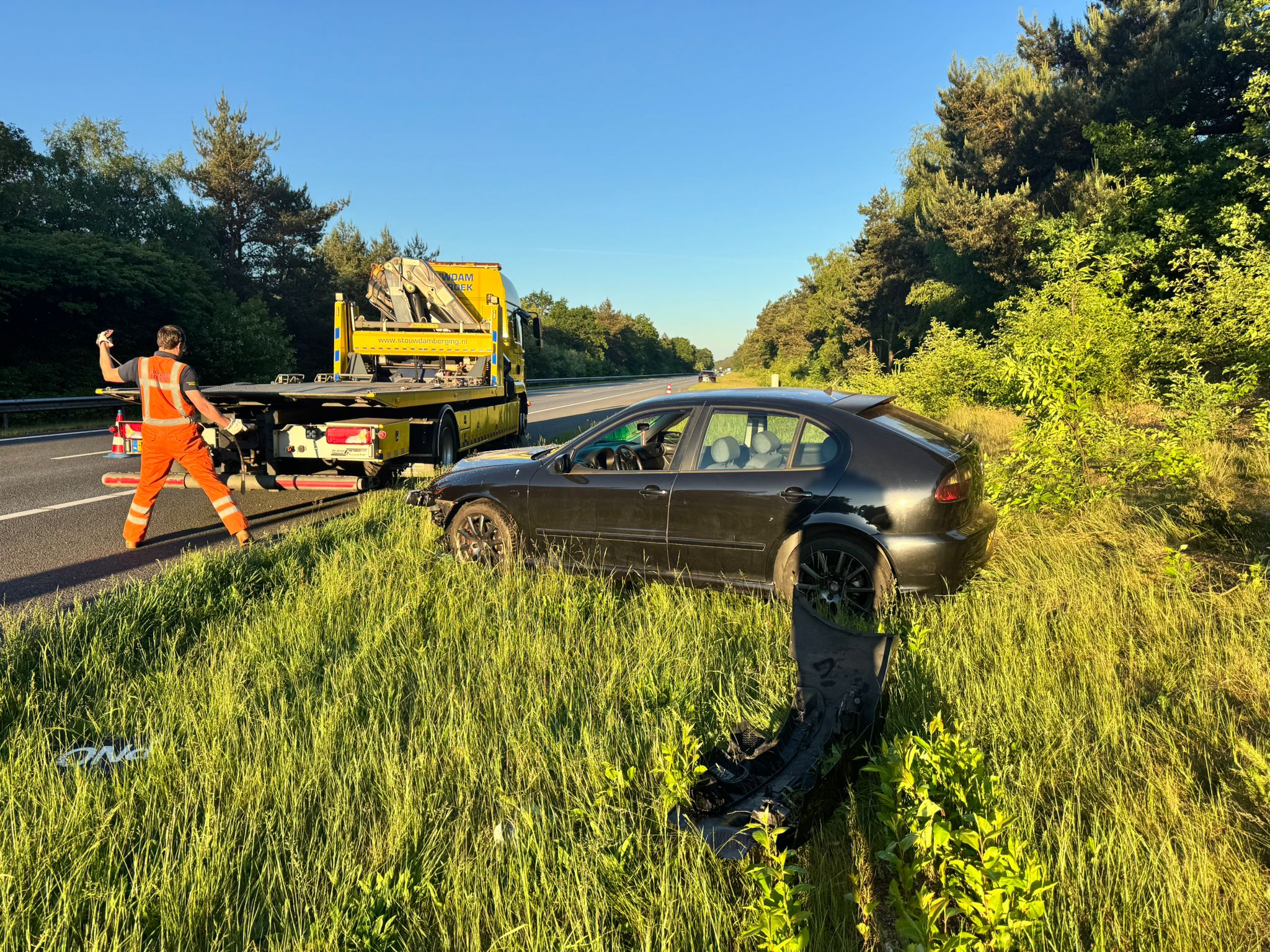 Foto: Auto raakt van de weg op A28 bij Oldebroek