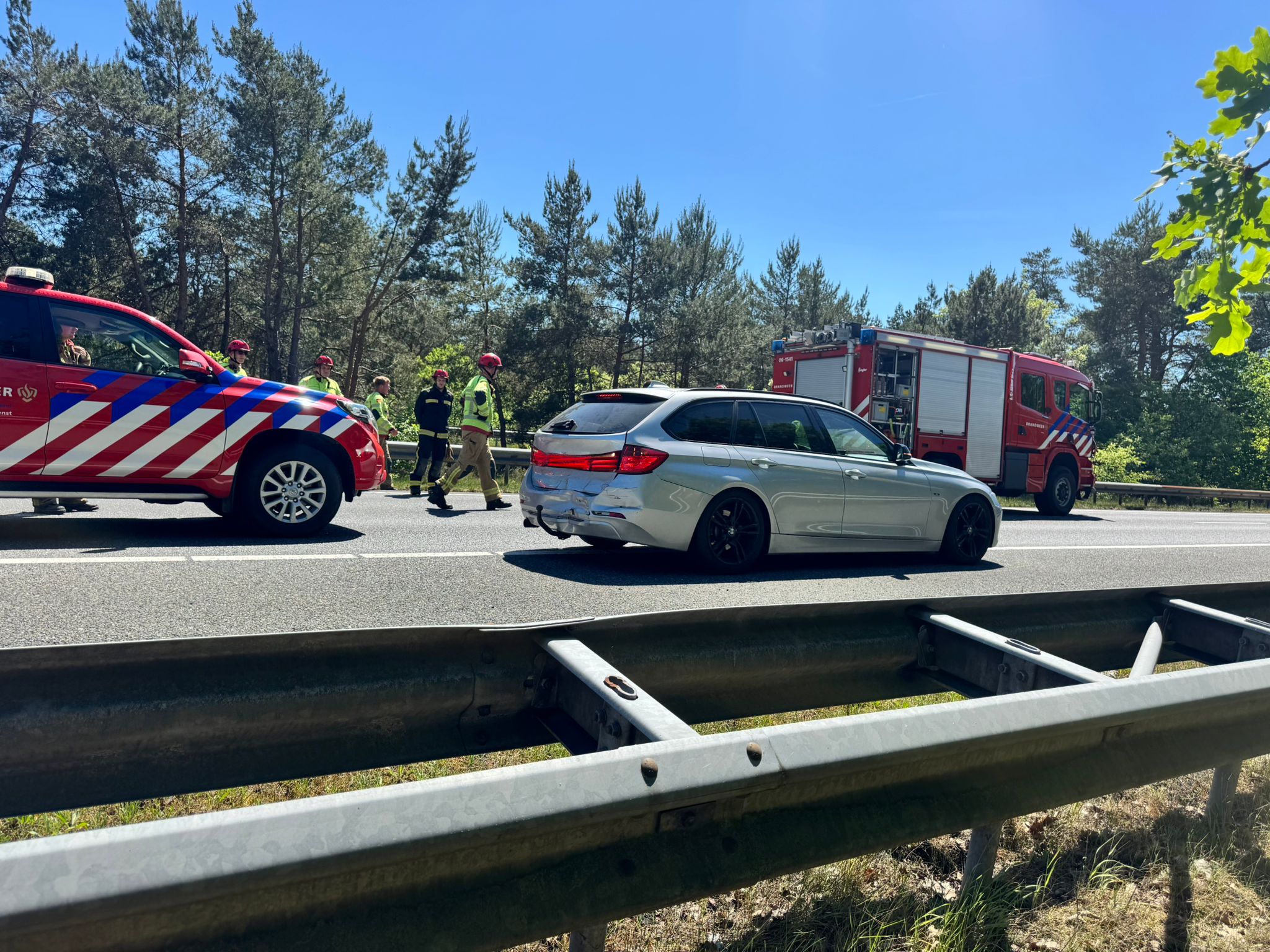 Foto: Twee auto’s afgesleept na ongeval op A28 ter hoogte van Doornspijk