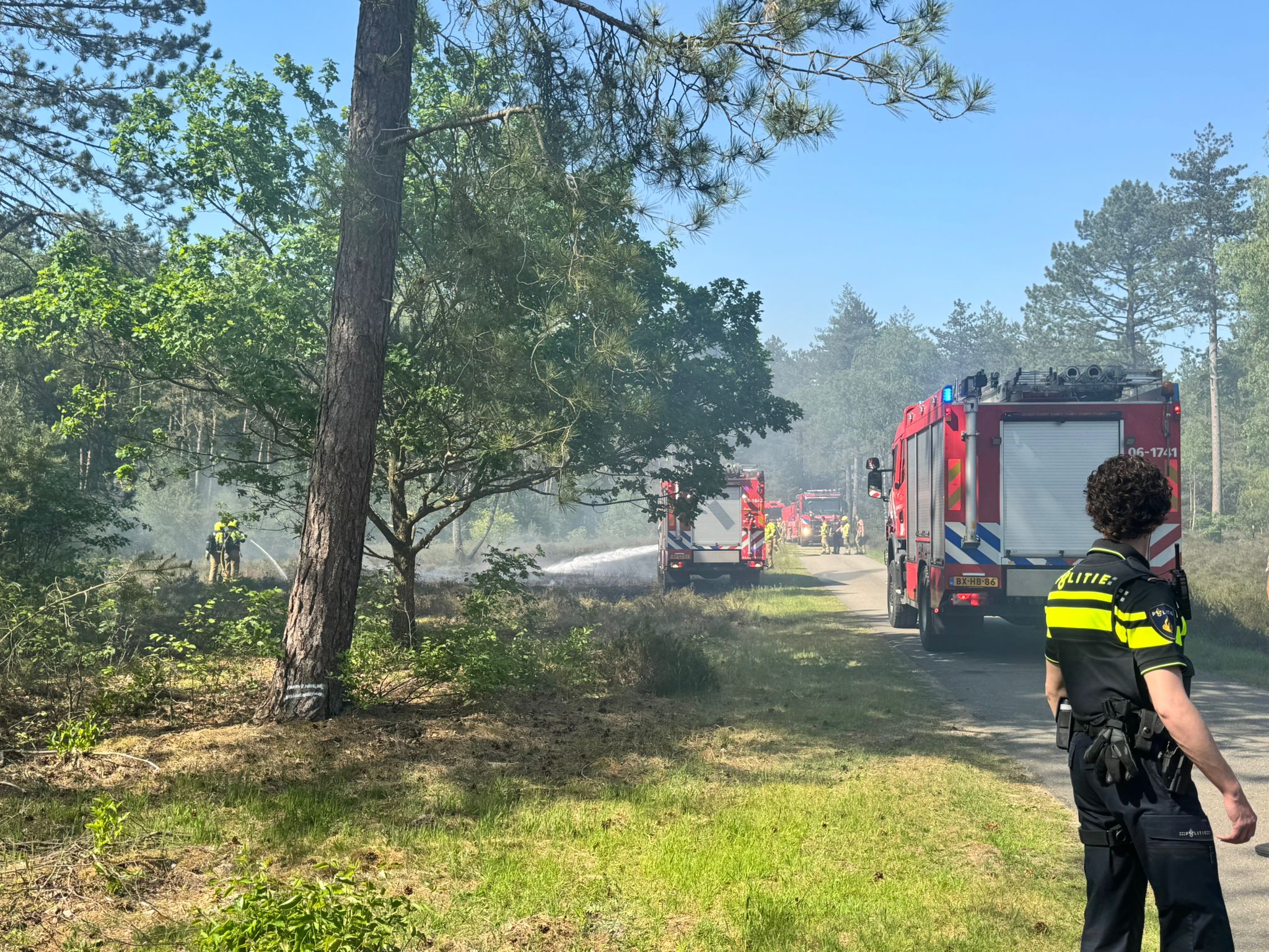 Foto: Tweede heidebrand binnen anderhalf uur: brandweer opnieuw in actie