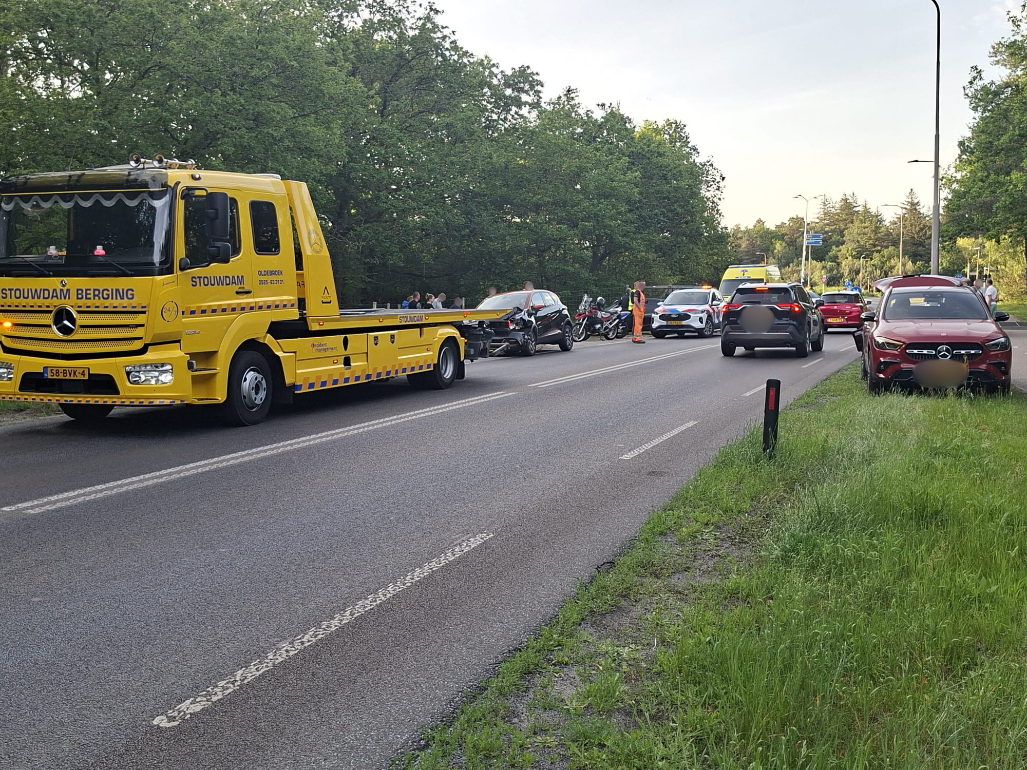 Foto: Botsing bij Willemsbos: motor en twee auto's betrokken