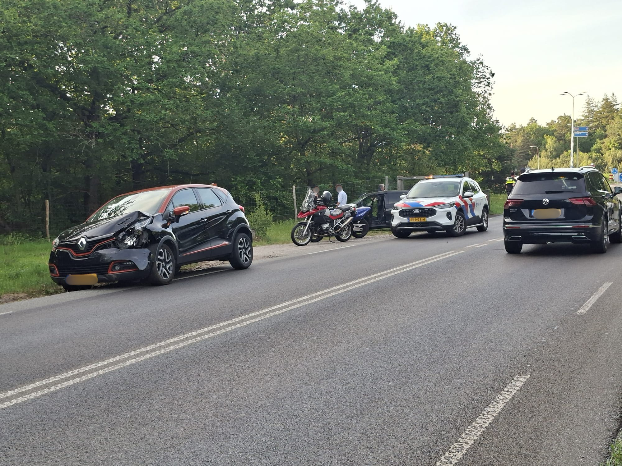 Foto: Botsing bij Willemsbos: motor en twee auto's betrokken