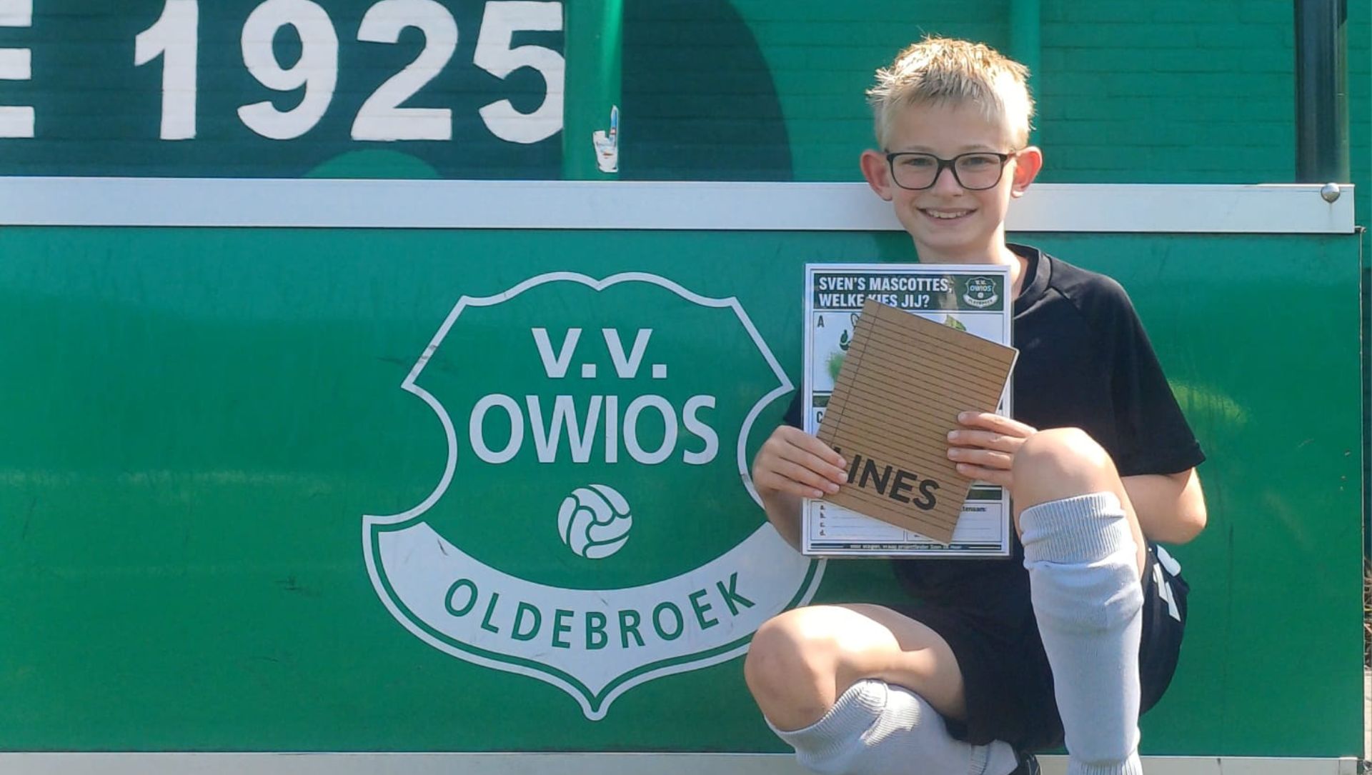 Foto: ‘Voorzitter mascottezaken’ Sven (8) helpt OWIOS aan allereerste mascotte