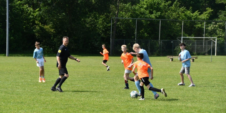 Foto: Sportiviteit en spanning tijdens 51e AH Schoolvoetbaltoernooi in Hoevelaken