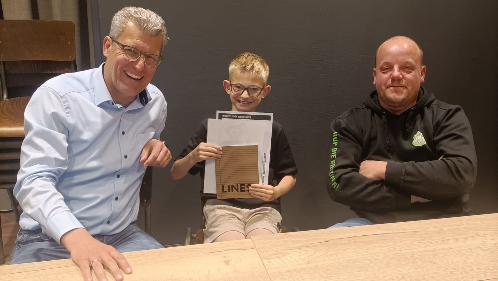 Foto: ‘Voorzitter mascottezaken’ Sven (8) helpt OWIOS aan allereerste mascotte