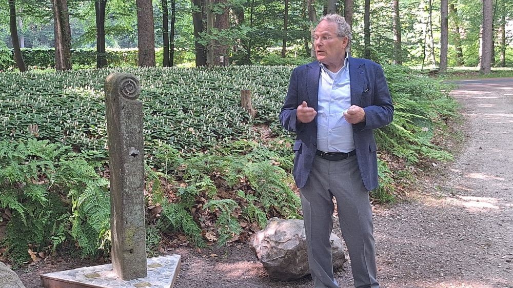 Drie nieuwe Stolpersteine op landgoed Leuvenum herinneren aan oorlogsslachtoffers