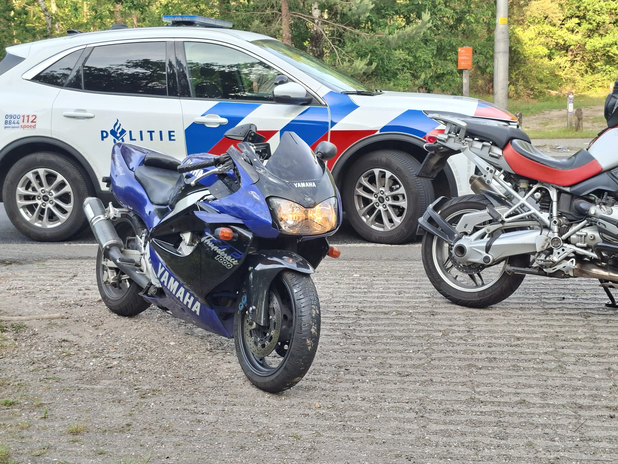 Foto: Botsing bij Willemsbos: motor en twee auto's betrokken
