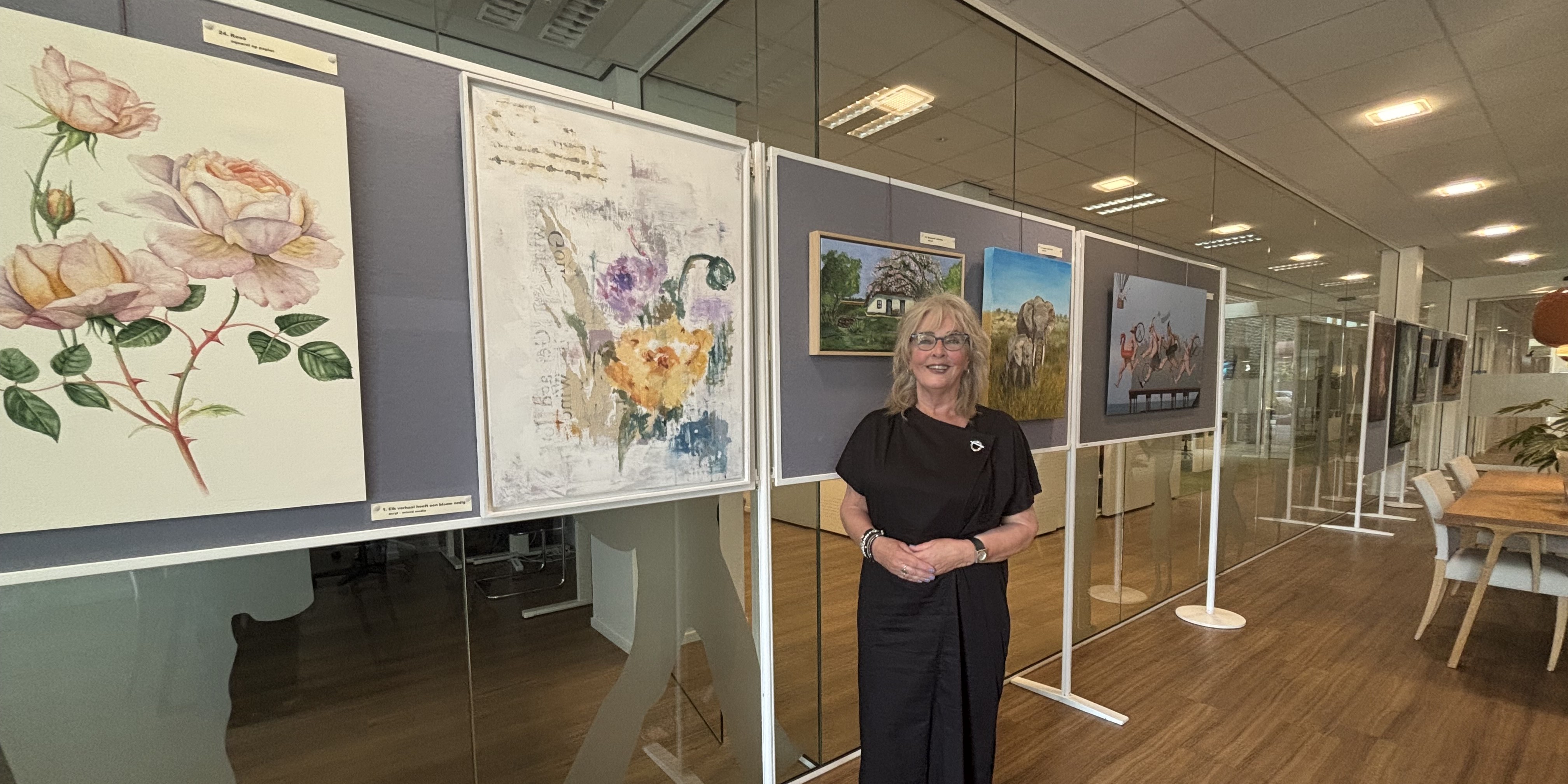 Foto: Anna Verhaart wint Kunst-Kijk-Loting met bijzonder bloemenschilderij