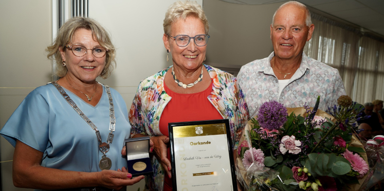Foto: Oldebroeker erepenning voor Liesbeth Vos - van de Weg