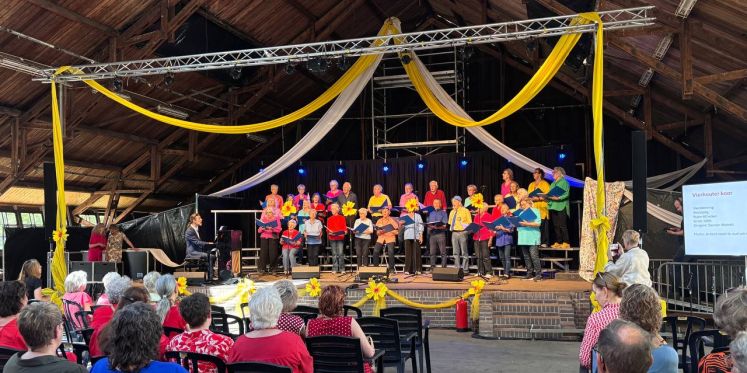 Foto: Regionale koren komen bij elkaar op drukbezocht Zonnefestival om te zingen en ontmoeten
