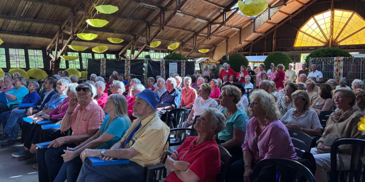 Foto: Regionale koren komen bij elkaar op drukbezocht Zonnefestival om te zingen en ontmoeten