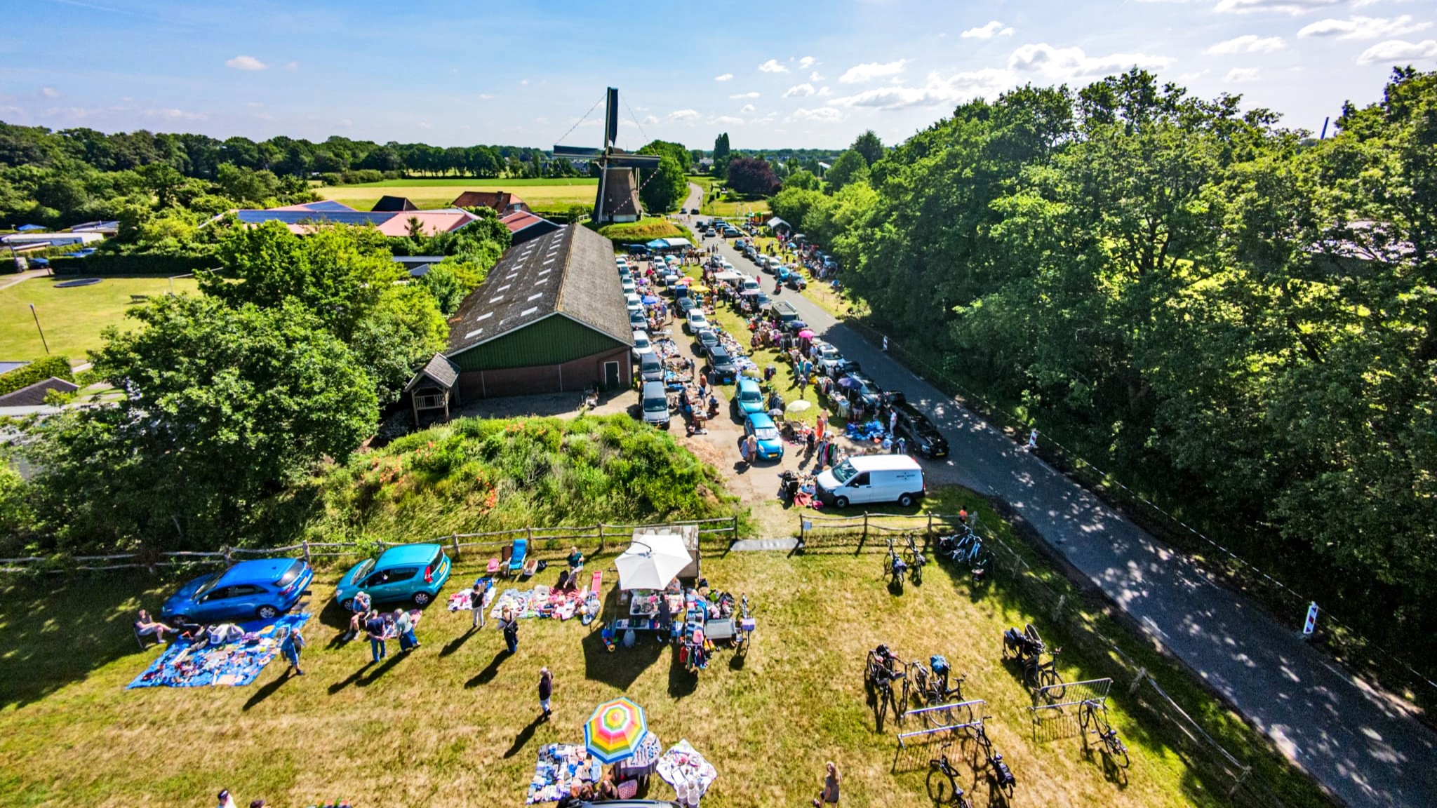 Foto: Weer een gezellige editie van de kofferbakverkoop bij de molen