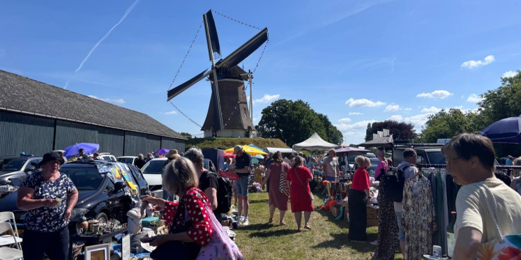 Foto: Weer een gezellige editie van de kofferbakverkoop bij de molen