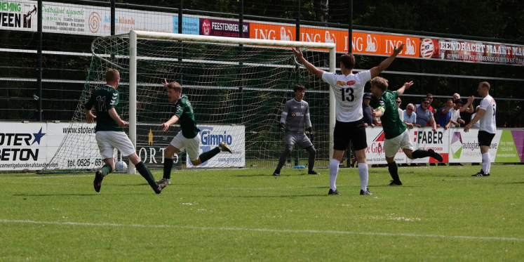 Foto: S.V. ’t Harde wint eerste nacompetitiefinale van Woezik (4‑1)