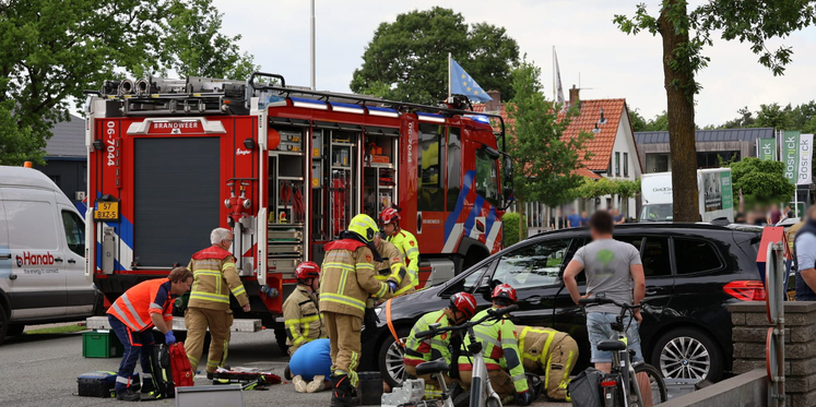 Foto: Vrouw komt onder auto terecht en raakt ernstig gewond