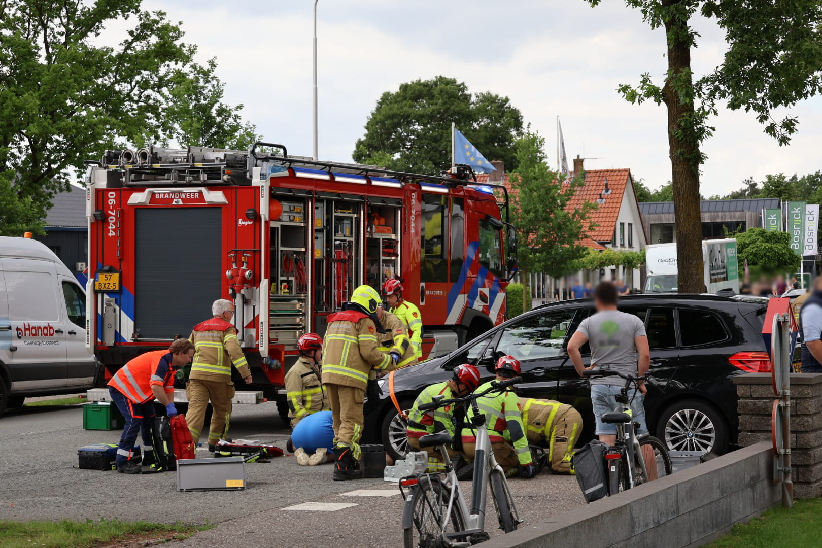 Vrouw komt onder auto terecht en raakt ernstig gewond