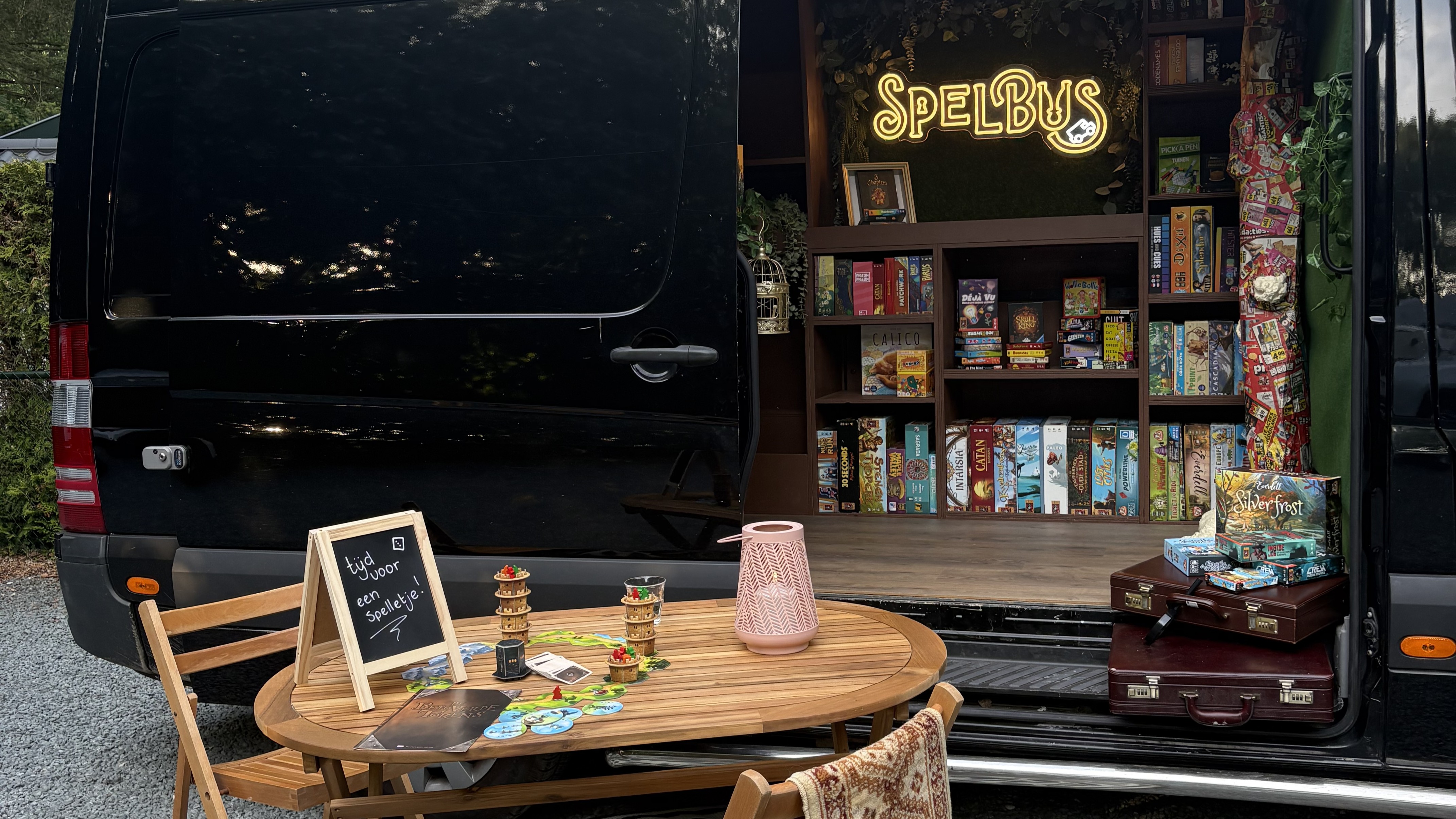 Foto: Daniek bouwt aan rijdende spellenwereld: ‘Met spellen breng je mensen samen’