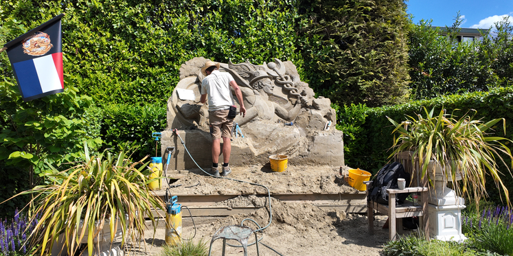 Foto: Vijf kunstenaars strijden in Garderen om Europese titel zandsculpturen