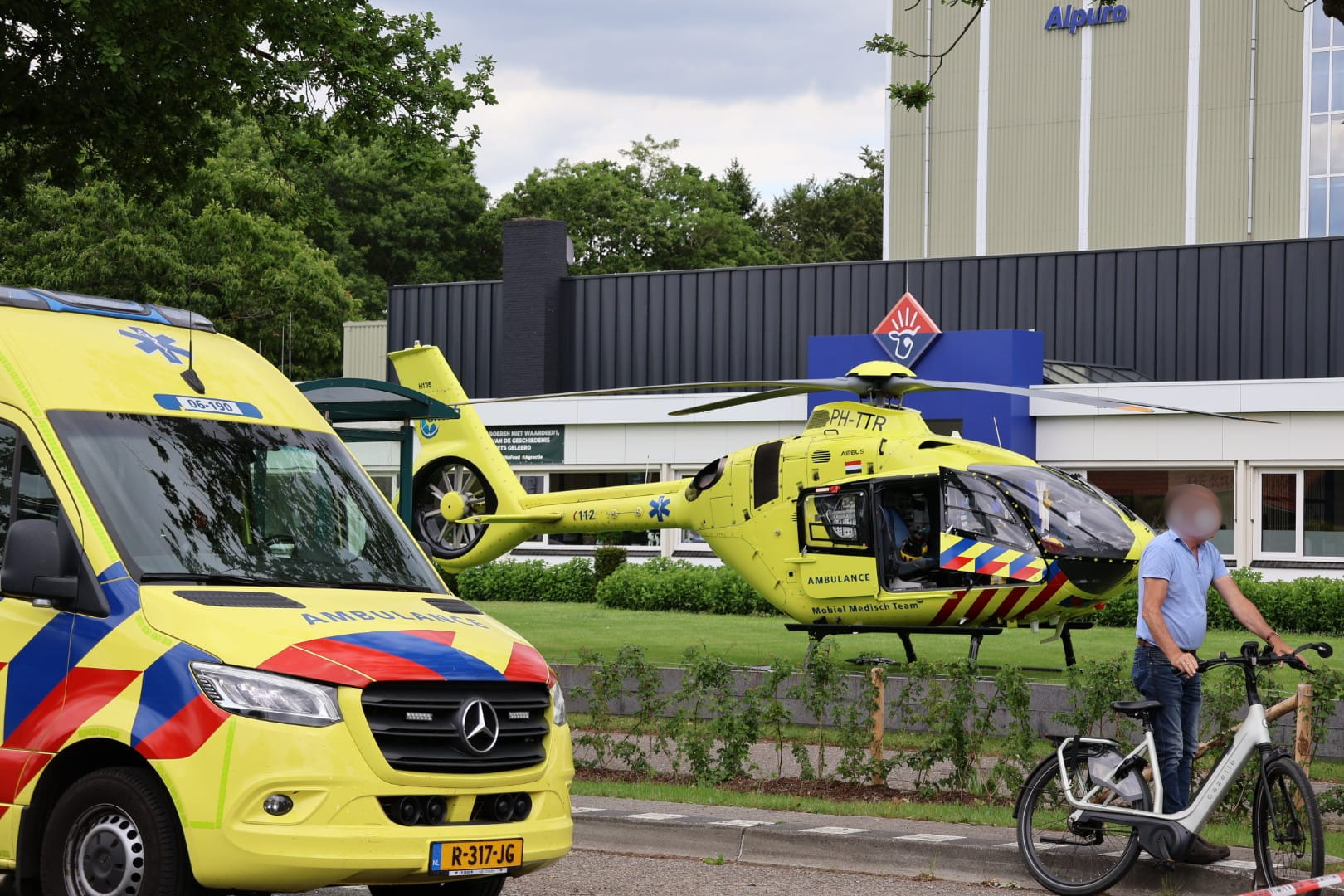 Foto: Vrouw komt onder auto terecht en raakt ernstig gewond